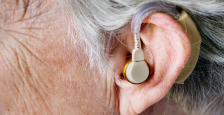 Novo estudo aponta para possível relação entre perda auditiva e demência